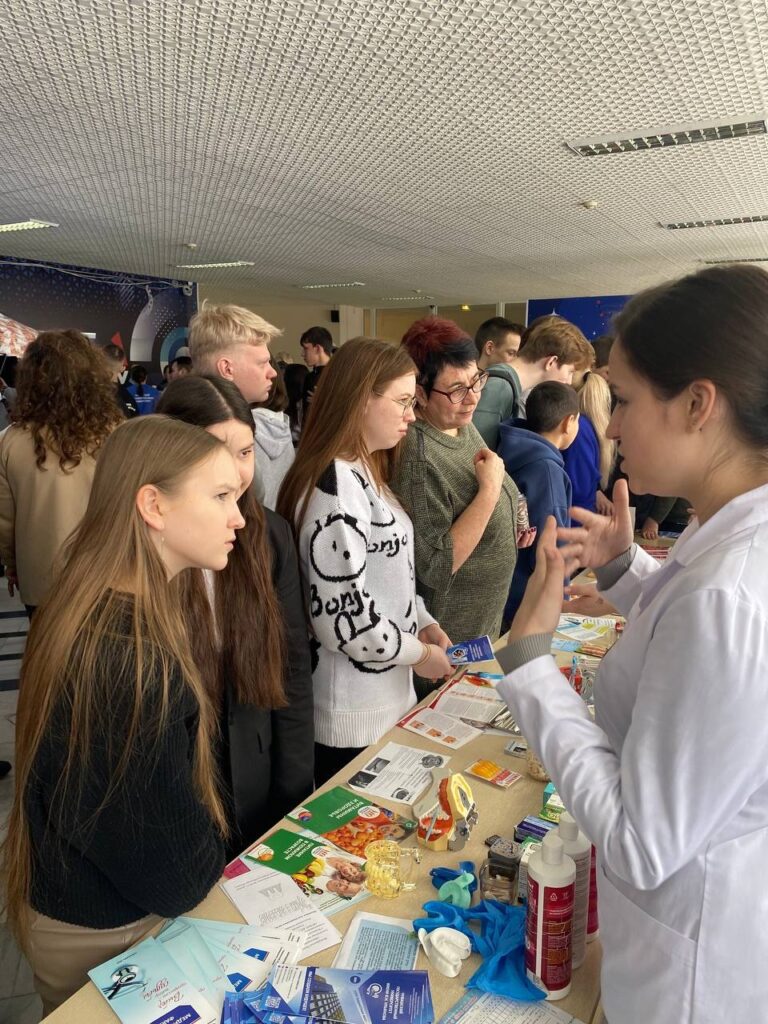 Преподаватели и студенты медицинского факультета приняли участие в Дне открытых дверей ЧувГУ